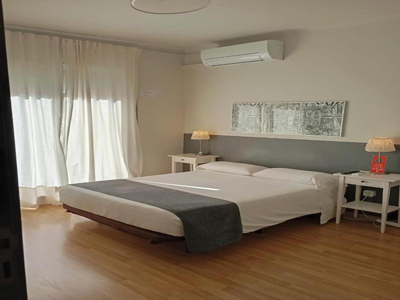 Hostal El Ninot image