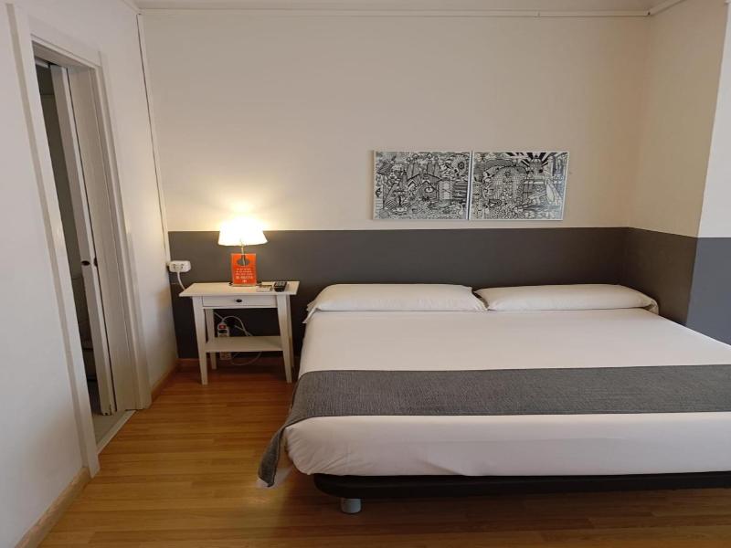 Hostal El Ninot image