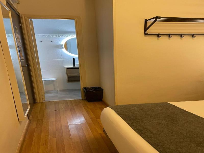 Hostal El Ninot image