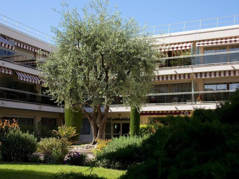 Hotel The Originals Residence Les Strelitzias image