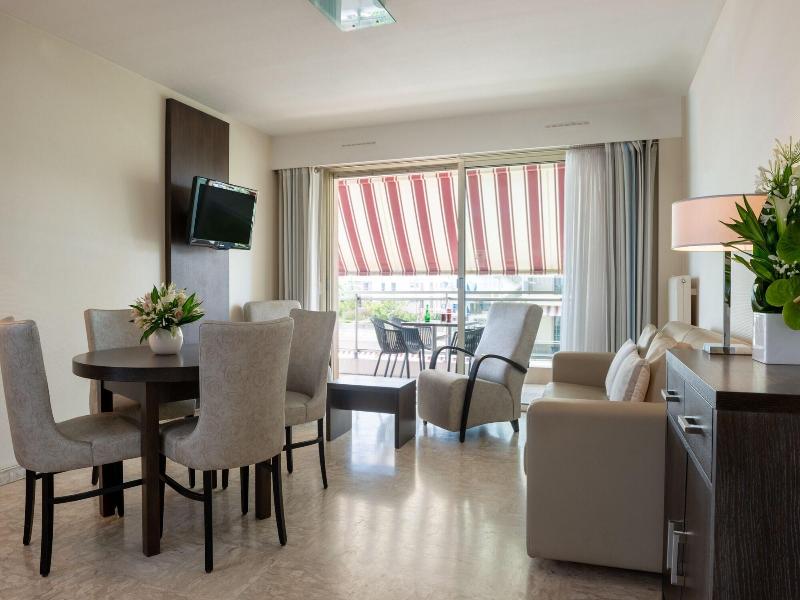 Hotel The Originals Residence Les Strelitzias image