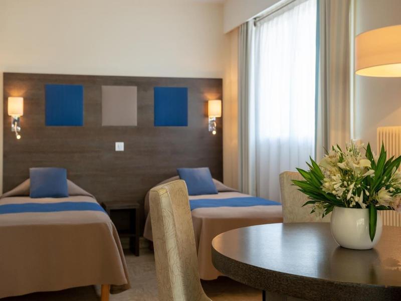 Hotel The Originals Residence Les Strelitzias image