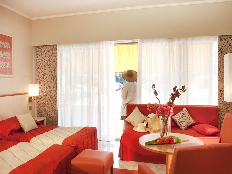 Hotel The Originals Residence Les Strelitzias image