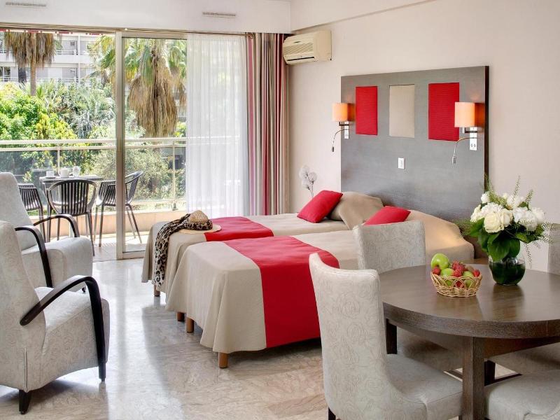 Hotel The Originals Residence Les Strelitzias image