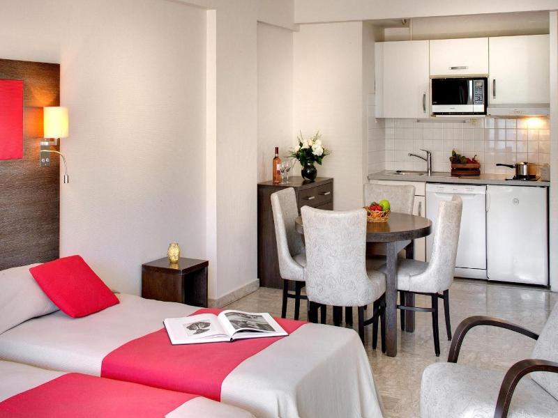 Hotel The Originals Residence Les Strelitzias image