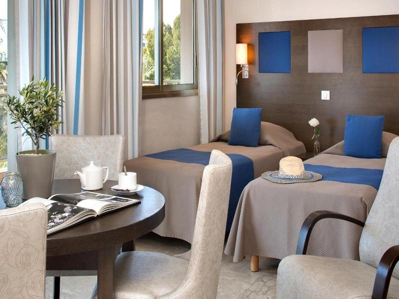 Hotel The Originals Residence Les Strelitzias image