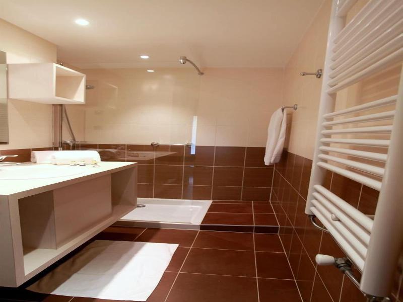 Hotel The Originals Residence Les Strelitzias image