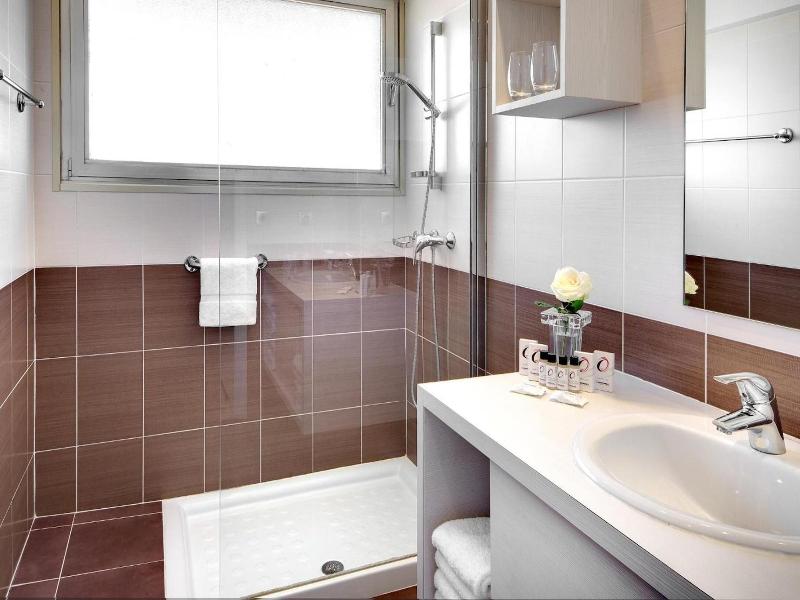 Hotel The Originals Residence Les Strelitzias image