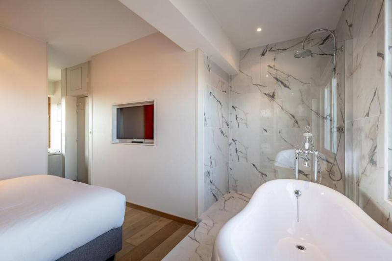 Carlton Hotel image