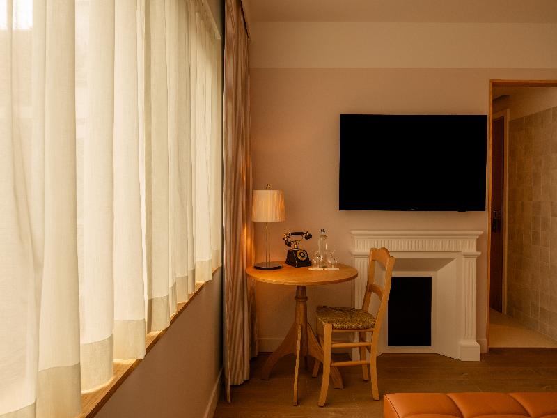 9Hotel Chelton image
