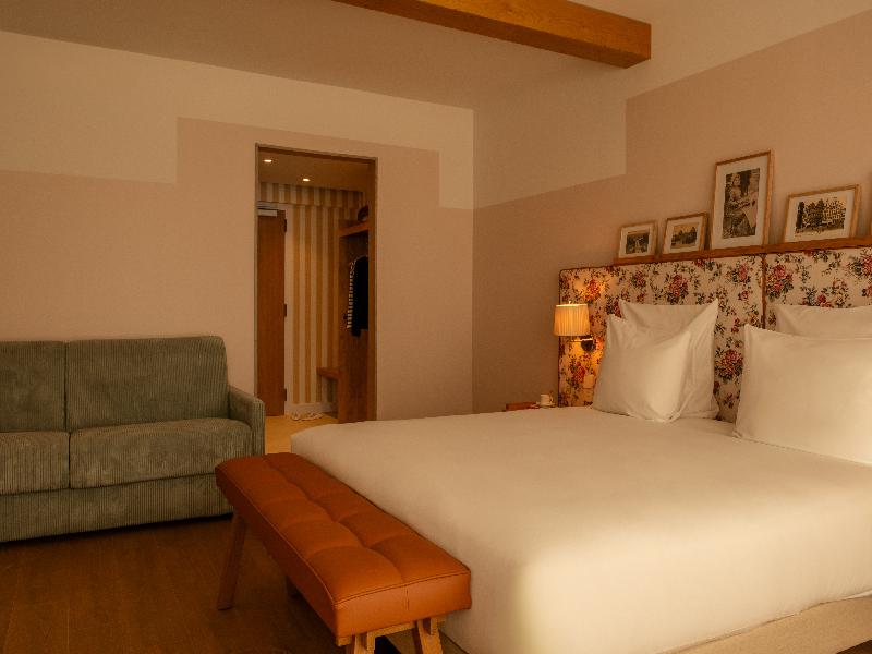 9Hotel Chelton image