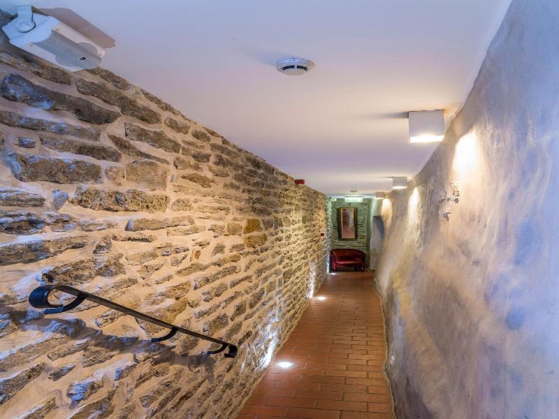 Cru Hotel And Restaurant image