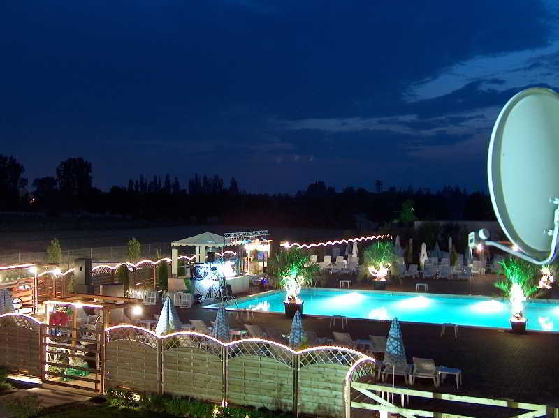 Garden Club Hotel image