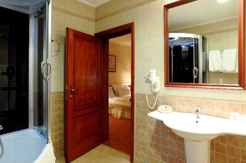 Garden Club Hotel image