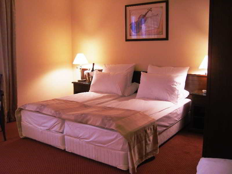Garden Club Hotel image