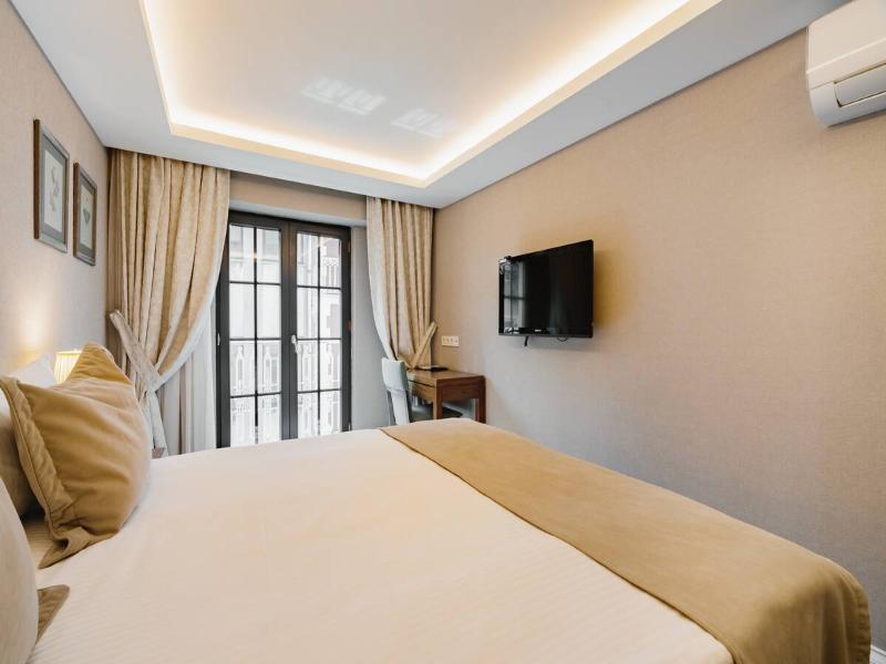 Aston Hotel image