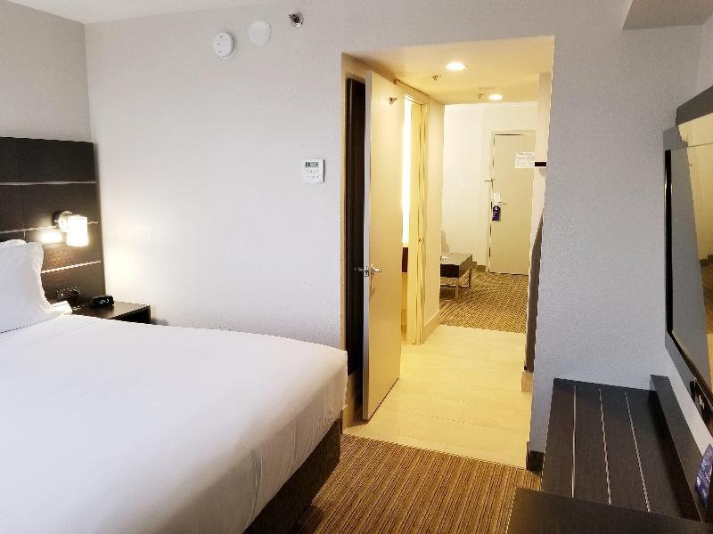 Holiday Inn Express & Suites Miami-Hialeah image