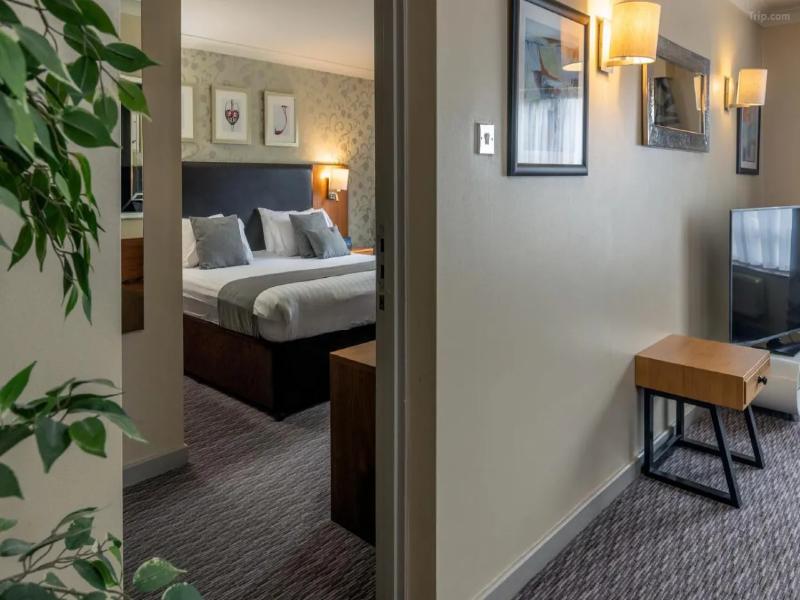 Gloucester Robinswood Hotel image