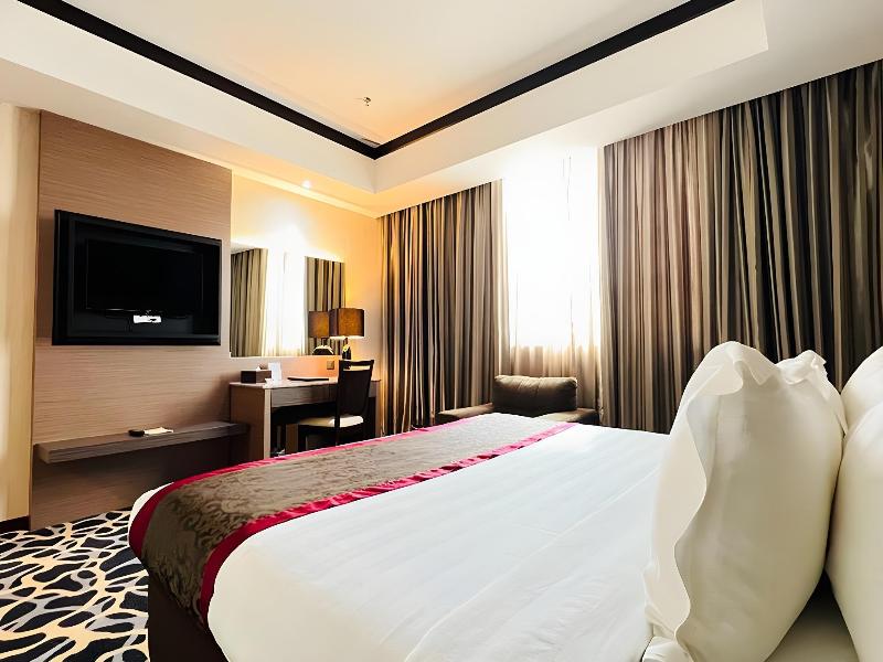 Grand Paragon Hotel image