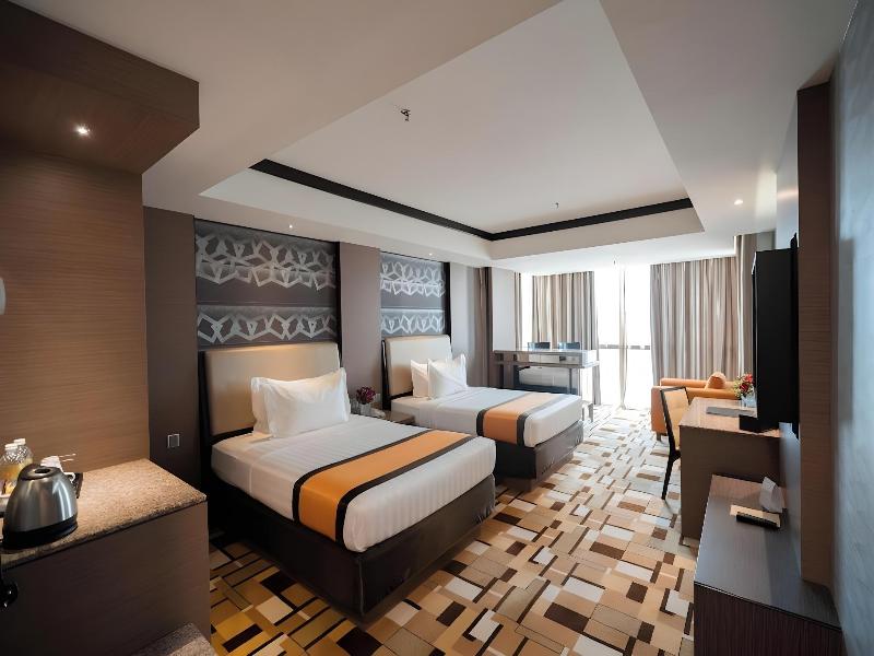 Grand Paragon Hotel image