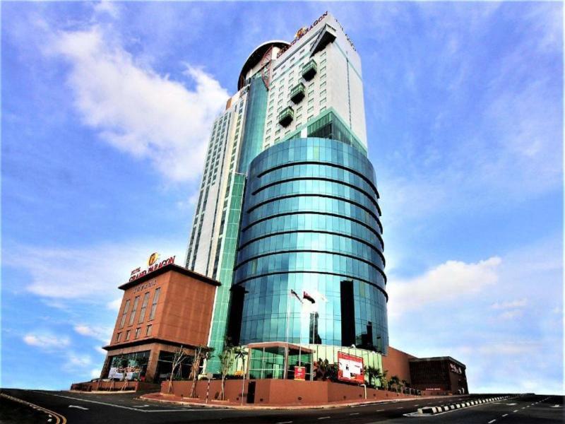 Grand Paragon Hotel image