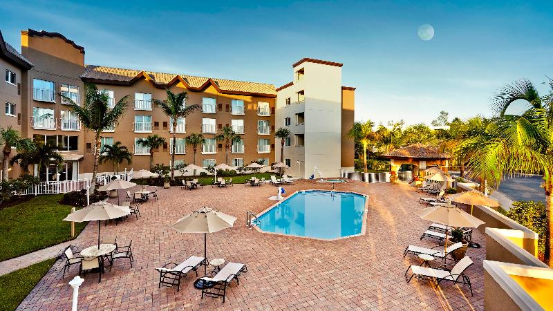 Paradise Coast Hotel & Suites