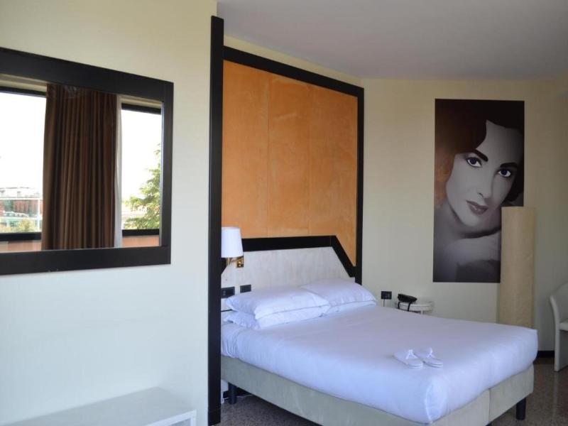 Hotel Diamante image