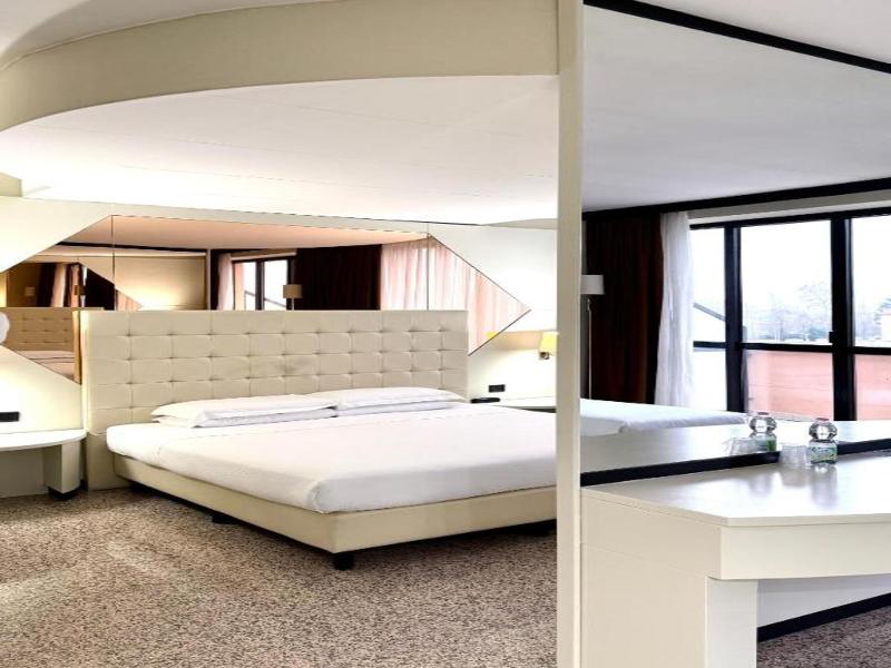 Hotel Diamante image