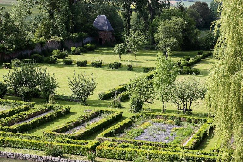 Chateau De Quesmy image