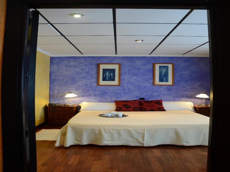 Hotel Tikar image