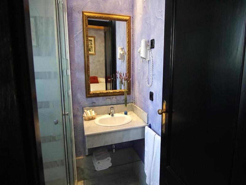 Hotel Tikar image