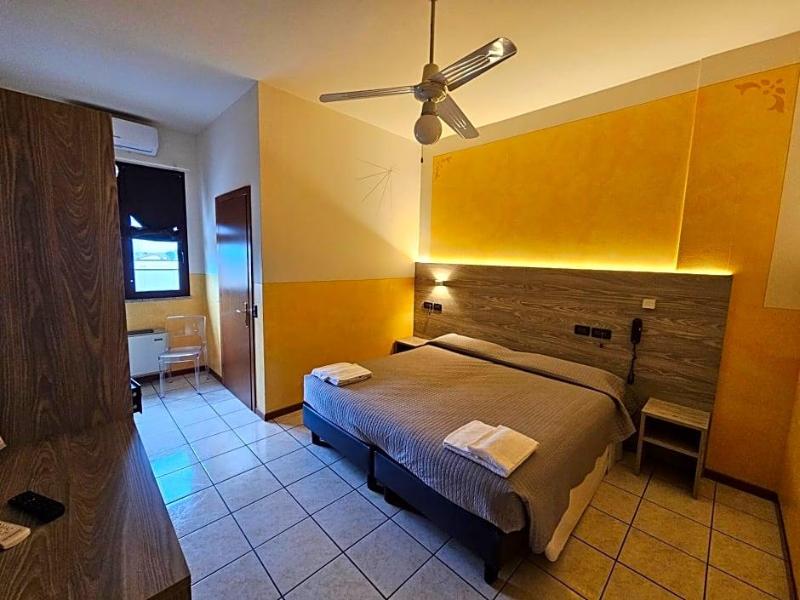 Hotel Euro image