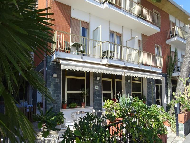 Hotel Ambassador — general view