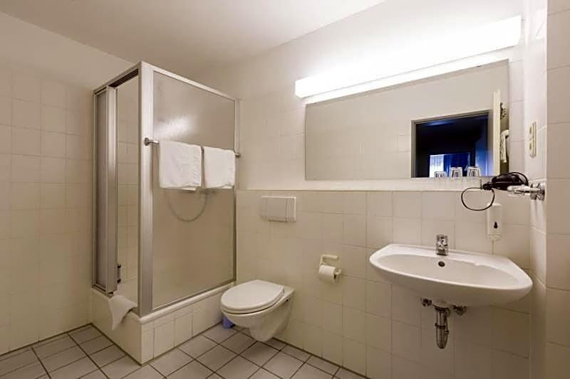 Sportpark Hotel Isernhagen image