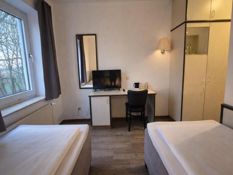 Sportpark Hotel Isernhagen image