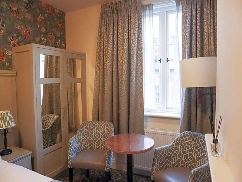 George Hotel image