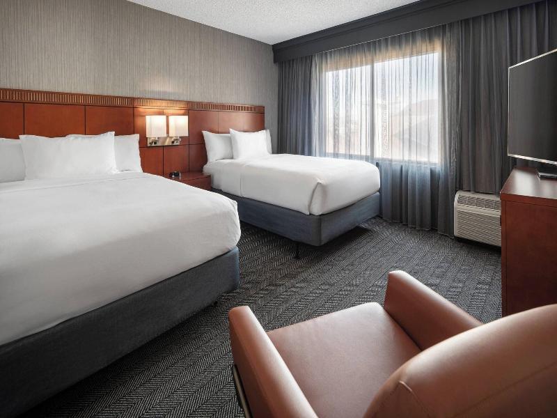 SUITE TWO DOUBLE BEDS ONE BEDROOM