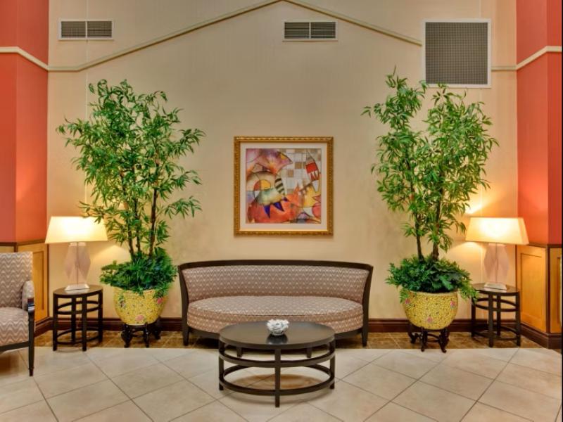 Holiday Inn & Suites Bakersfield