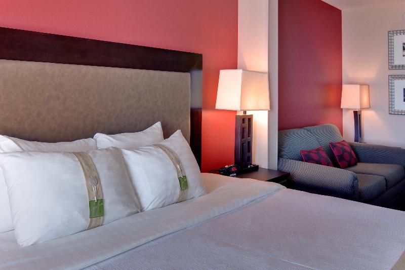 Holiday Inn & Suites Bakersfield photo 12