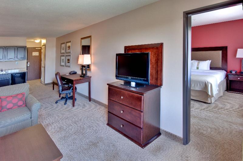 Holiday Inn & Suites Bakersfield photo 16
