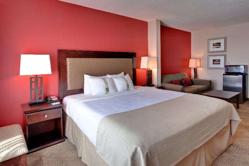 Holiday Inn & Suites Bakersfield