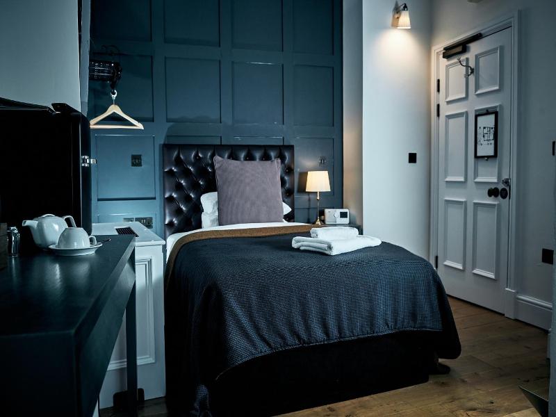 Browns Hotel - Laugharne image