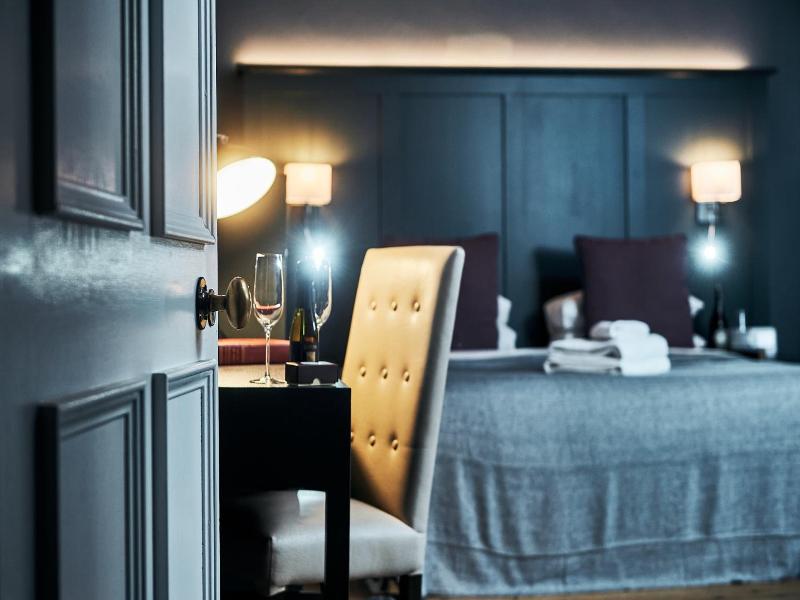 Browns Hotel - Laugharne image