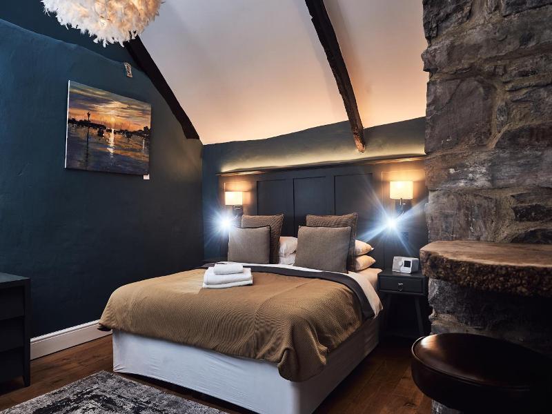 Browns Hotel - Laugharne image