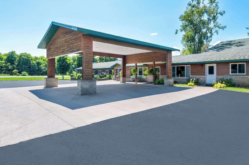 Econo Lodge  Inn & Suites Munising Area image