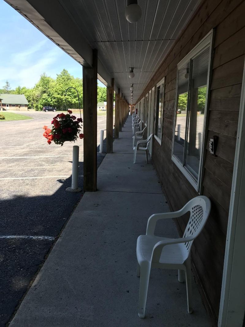 Econo Lodge  Inn & Suites Munising Area image