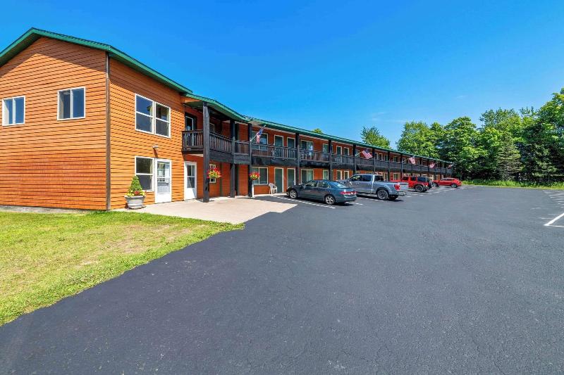 Econo Lodge  Inn & Suites Munising Area image
