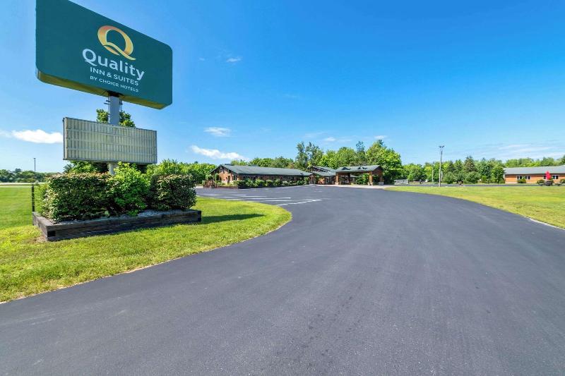 Econo Lodge  Inn & Suites Munising Area image