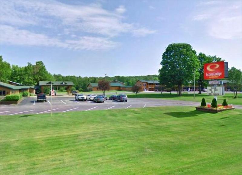 Econo Lodge  Inn & Suites Munising Area image
