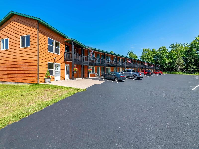 Econo Lodge  Inn & Suites Munising Area image